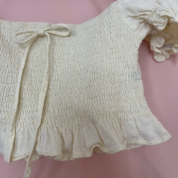 Pale Yellow Puff Sleeve Smocked Top - Picture 3 of 4